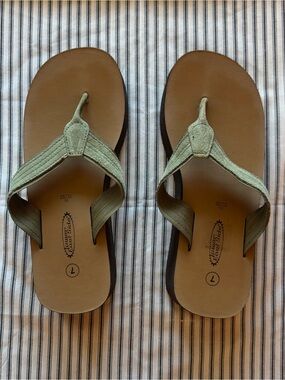 Lower East Side Olive Green Platform Thong Sandals Flip Flops, NWT